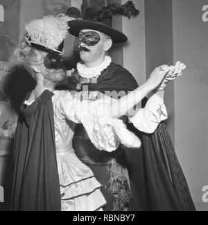 Tanz in den 1960er Jahren. Eine tanzende Paare an ein Kostüm Party, wo sie alle in verschiedenen Kostümen für das Ereignis gekleidet sind. Schweden 1963 Stockfoto