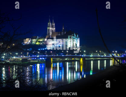 Nacht Blick über die Elbe auf der Albrechtsburg in Meißen Deutschland mit hellen Lichtreflexionen. Stockfoto