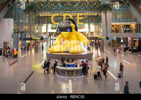 Blick auf große Skulptur im Terminal Gebäude der neuen Hamad internationaler Flughafen in Doha, Katar Stockfoto