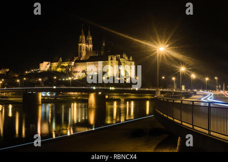 Nacht Blick über die Elbe auf der Albrechtsburg in Meißen Deutschland mit hellen Straßenlaternen. Stockfoto