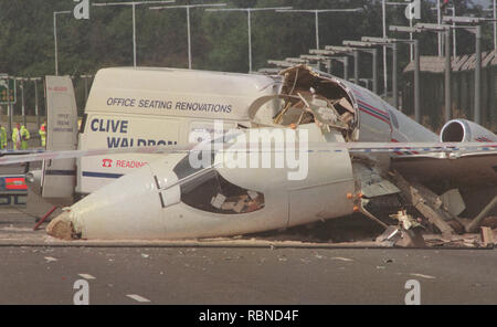 Die Executive Jet, der bei der Landung an RAF Northolt abgestürzt, North-west London und Careened an der Schnellstraße von der A 40 und stieß mit einem Van. Stockfoto