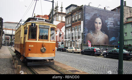 PORTO, PORTUGAL - Dezember 16, 2016: Straße der Stadt in trüben Wintertag, Straßenbahn Stockfoto