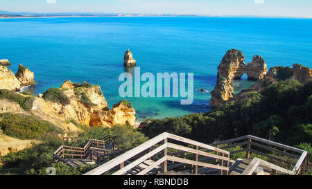 Meereslandschaft mit Holztreppe zu Praia Camilo Strand in Lagos, Algarve, Portugal Stockfoto