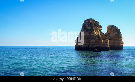 Marine mit zwei einsamen Klippen in Lagos, Algarve, Portugal Stockfoto