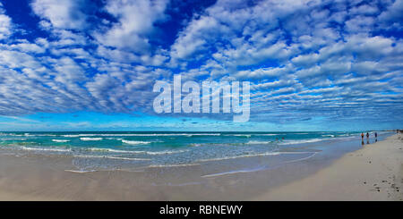 Strand mit weißem Sand und türkisfarbenem Wasser in Kuba Stockfoto