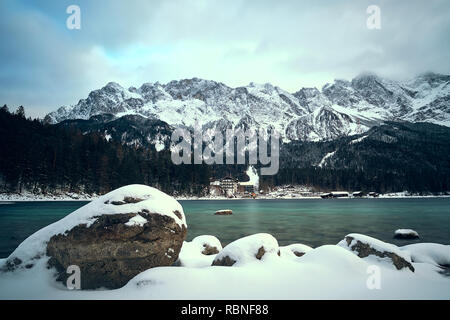 Winter geschossen von snowy Eibsee in den Bayerischen Alpen Stockfoto