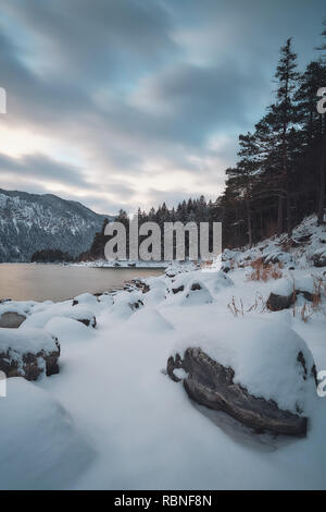 Winter geschossen von snowy Eibsee in den Bayerischen Alpen Stockfoto