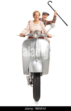 Freundliche ältere Paare, ein Vintage Scooter und winkte mit einem Stock auf weißem Hintergrund Stockfoto