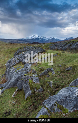 Bla Bheinn (blaven) von Felsen in der Nähe von Torrin auf der Insel Skye, Innere Hebriden, Schottland, Großbritannien. Die "Blue Mountain". Stockfoto