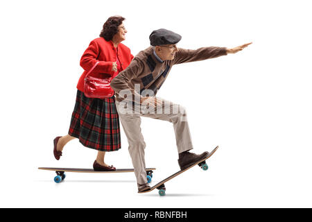 Volle Länge Profil geschossen von einer älteren Dame und ein älterer Mann, ein Longboard auf weißem Hintergrund Stockfoto