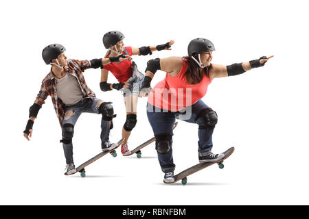 Volle Länge geschossen von einer Gruppe junger Leute reiten Skateboards auf weißem Hintergrund Stockfoto