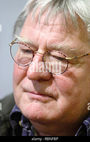 Warszawa, Masowien/Polen - 2005/10/15: Sir Alan William Parker - Englisch Filmemacher, Regisseur, Produzent und Drehbuchautor in einem drücken Sie die w Stockfoto