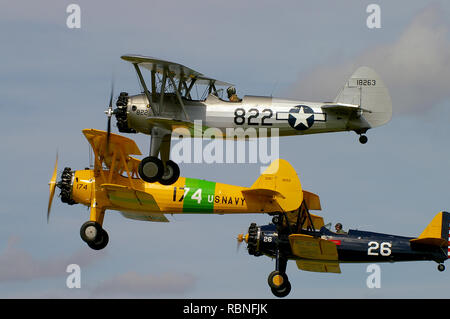 Drei Boeing Stearman, Boeing PT-17 Kaydet Doppeldecker fliegen in Formation. Biplane Trainingsflugzeuge. Doppeldecker aus dem Zweiten Weltkrieg. Fliegen bei einer Flugschau Stockfoto