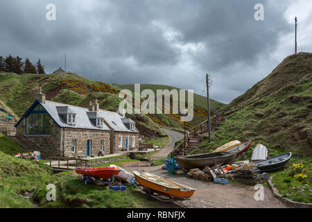 Hütten und Boote im Fischerdorf Crovie, Aberdeenshire, Schottland, Großbritannien Stockfoto