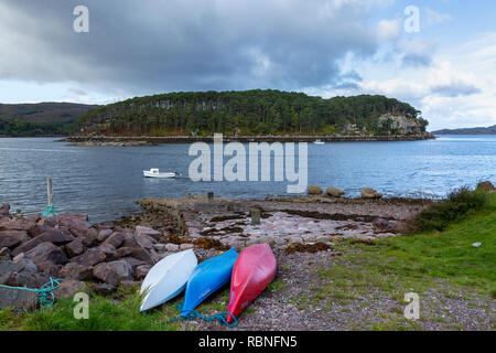 Kajaks und Boote bei Sheildaig, Loch Shieldaig, Torridon, Schottland. Stockfoto