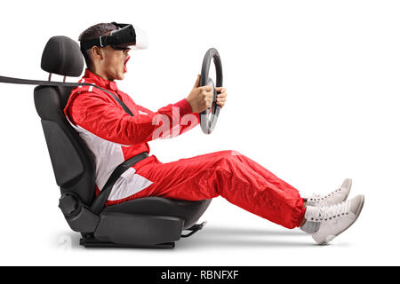 Aufgeregt männlichen Racer in einem Auto Rad halten einer Lenkung und tragen VR-Headset auf weißem Hintergrund Stockfoto