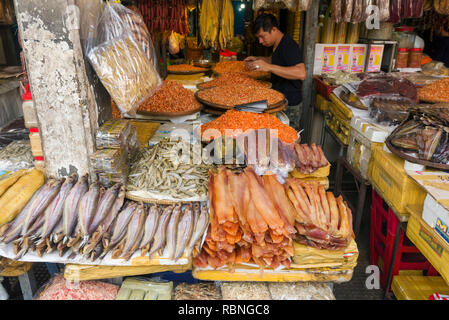 Stand der getrockneten Fisch und getrocknete Garnelen im Central Market in Phnom Penh, Kambodscha Stockfoto