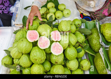 Pyramide der Guave im Central Market in Phnom Penh, Kambodscha Stockfoto