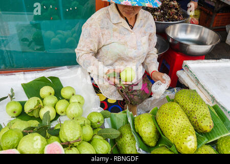 Pyramide der Guave und Jackfrüchte in der Central Market in Phnom Penh, Kambodscha Stockfoto