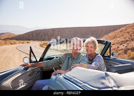 Senior paar Lächeln in die Kamera von oben offenen Auto geparkt Stockfoto