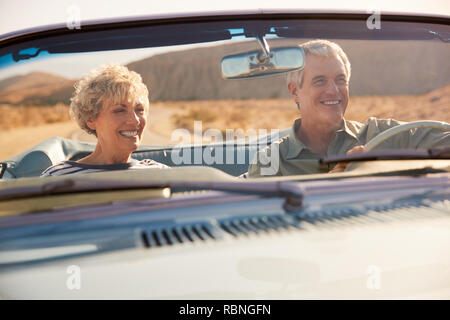 Senior Paar auf einer US-Reise, durch Auto Windschutzscheibe Stockfoto