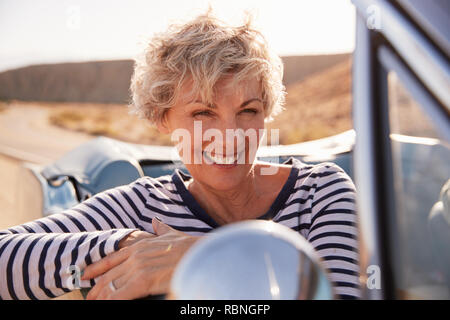 Ältere Frau im Beifahrersitz von offenen Wagen, in der Nähe Stockfoto