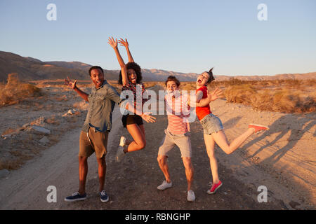 Junge Erwachsene Freunde Spaß haben markante stellt in der Wüste Stockfoto
