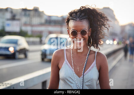 Trendy Frau in gestreiftem Hemd und Sonnenbrille, Porträt Stockfoto