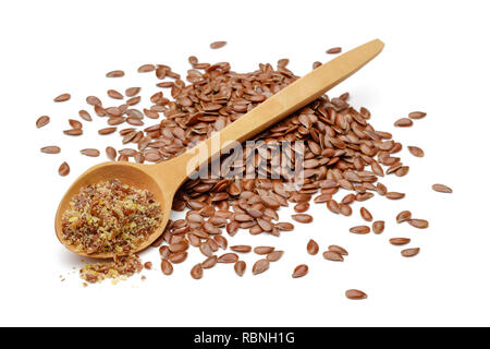 Leinsamen und Granulat Leinsamen in hölzernen Löffel auf weißem Hintergrund Stockfoto