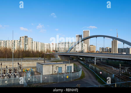 Apartments und Brücke im East Village, Stratford, London UK, von der Queen Elizabeth Olympic Park gesehen Stockfoto