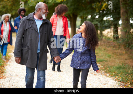 Multi-Generation Familie auf Herbst Spaziergang in der Landschaft zusammen Stockfoto