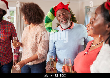 Eltern mit erwachsenen Nachkommen trinken Champagner, wie Sie Weihnachten feiern zu Hause zusammen Stockfoto