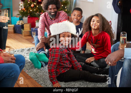 Porträt des Jungen tragen Santa Hat als Multi-Generation Familie Weihnachten gemeinsam feiern zu Hause Stockfoto