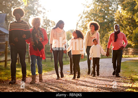 Multi-Generation Familie auf Herbst Spaziergang in der Landschaft zusammen Stockfoto Multi-Generation Familie auf Herbst Spaziergang in der Landschaft zusammen Stockfoto