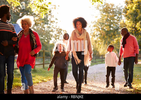 Multi-Generation Familie auf Herbst Spaziergang in der Landschaft zusammen Stockfoto Multi-Generation Familie auf Herbst Spaziergang in der Landschaft zusammen Stockfoto
