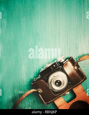 Vintage Foto Kamera auf Retro mint Hintergrund mit Copyspace. Stockfoto