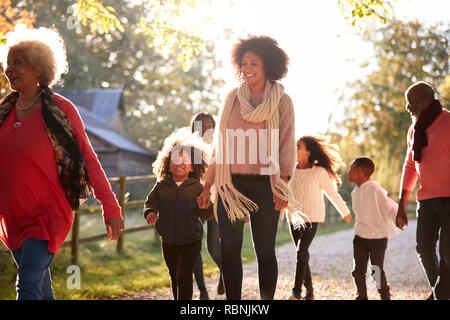 Multi-Generation Familie auf Herbst Spaziergang in der Landschaft zusammen Stockfoto Multi-Generation Familie auf Herbst Spaziergang in der Landschaft zusammen Stockfoto
