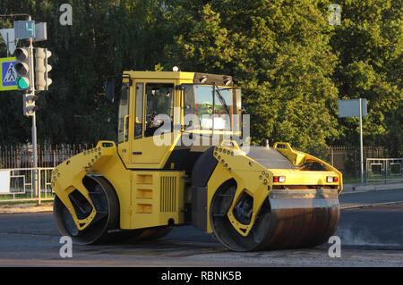 Asphalt fertiger Maschine und Asphalt Walze Reparaturen Straße Stockfoto