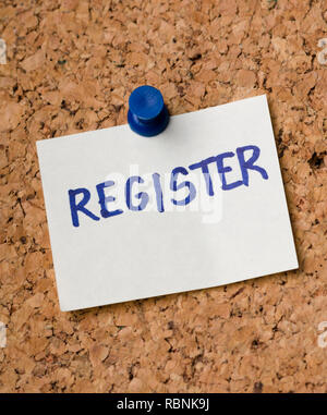 Registrieren Nachricht auf Aufkleber Hinweis Pin auf Kork office Board. Erinnerung für Sign Up auf Karte geschrieben. Geschäftskonzept. Stockfoto