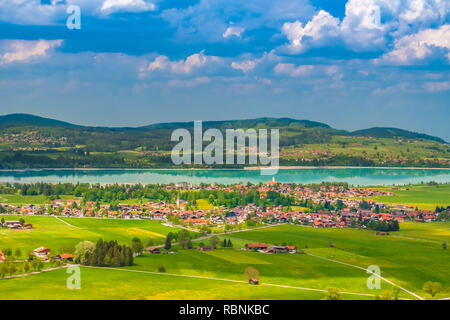 Sehr schöne Sicht auf das Dorf Schwangau und den türkisblauen Man-made Forggensee in Bayern, Deutschland. Die schöne Landschaft ansehen kann... Stockfoto