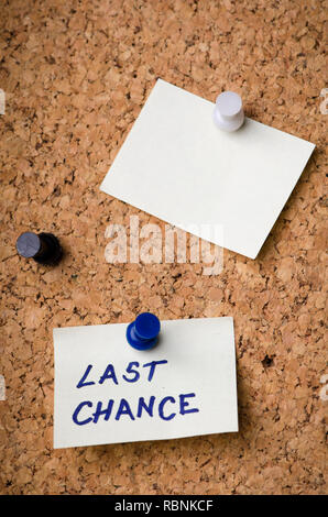 Letzte Chance Nachricht auf Aufkleber Hinweis Pin auf Kork office Board. Erinnerung Zeichen auf Karte geschrieben. Geschäftskonzept. Stockfoto