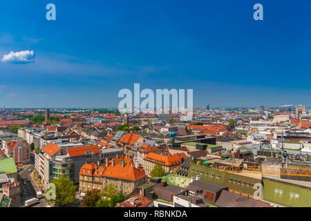 Schöne Luftaufnahme des Münchener interessante Stadtlandschaft an einem schönen sonnigen Tag mit blauem Himmel in Bayern, Deutschland. Die Innenstadt von München ist einer der am meisten... Stockfoto