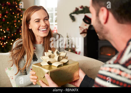 Ältere Eltern von Erwachsenen Nachkommen begrüßt, wie Sie ankommen zu Besuch am Weihnachtstag Stockfoto