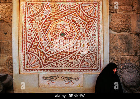 Am Eingang des Bosra theater Mosaik, Hauran Bosra. Syrien, Naher Osten Stockfoto