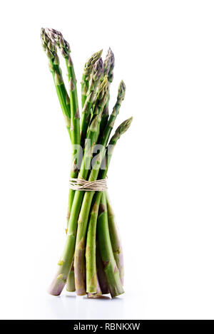 Frischer Spargel auf weißem Hintergrund. Gesunde Ernährung und vegetarische Küche. Stockfoto