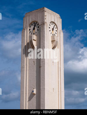 Art Deco Bäderarchitektur - Clock Tower und öffentliche Toiletten, Vorne, Seaton Carew, County Durham, England, UK. Stockfoto