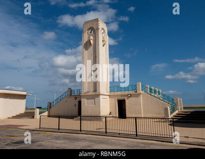 Art Deco Bäderarchitektur - Clock Tower und öffentliche Toiletten, Vorne, Seaton Carew, County Durham, England, UK. Stockfoto