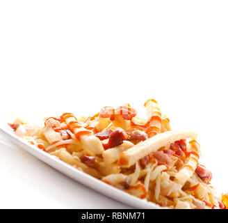 Leckere Pommes frites in der Platte serviert. Kartoffelchips mit Speck und Ketchup auf weißem Hintergrund. Stockfoto