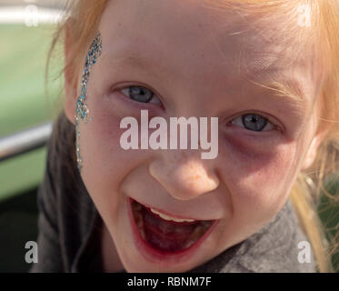 6-Jähriges Mädchen Spaß auf Kamera. Stockfoto