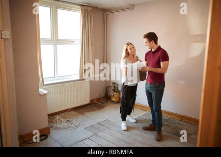 Paar Kauf Haus zum ersten Mal im Haus Im Zimmer renoviert werden Stockfoto
